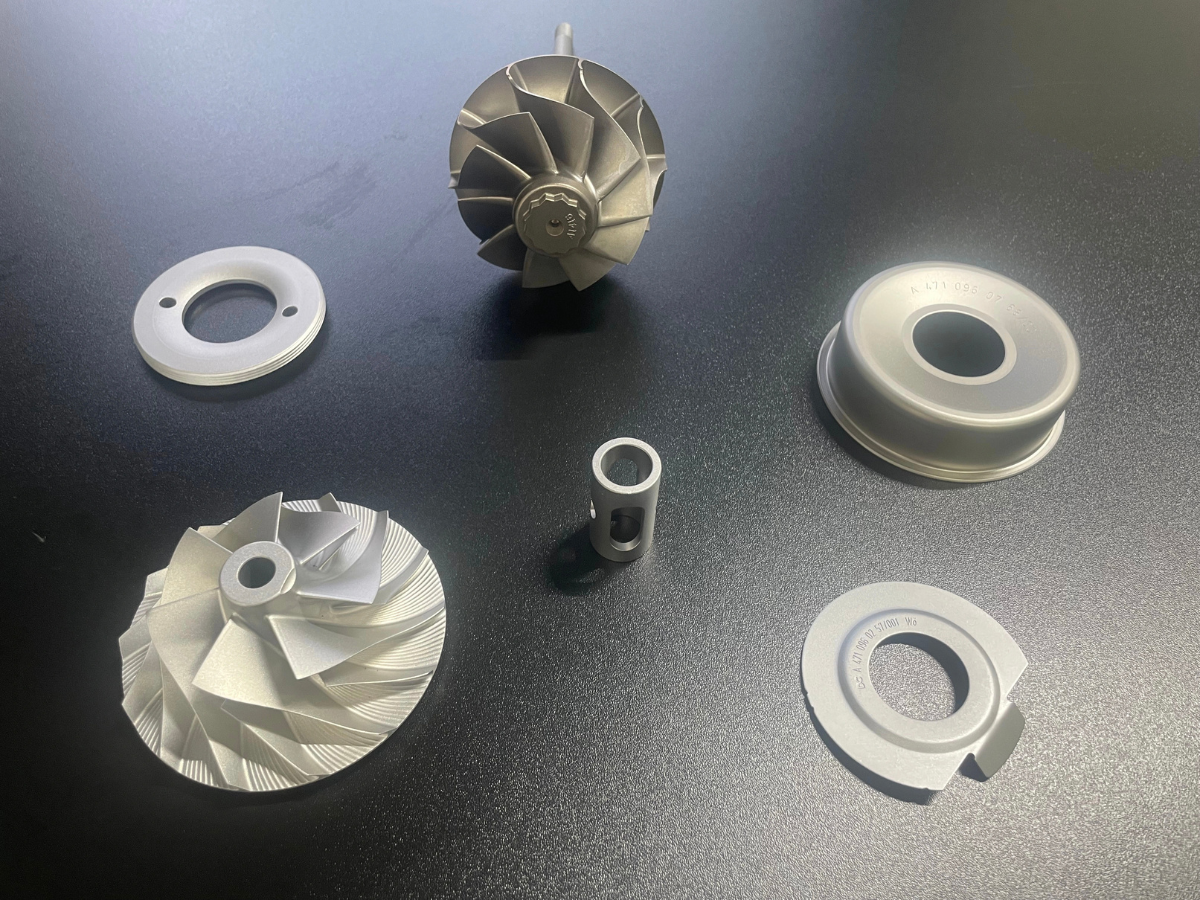 Aufbereitete Turbolader-Einzelteile nach Nassstrahlen mit sauberer Oberfläche