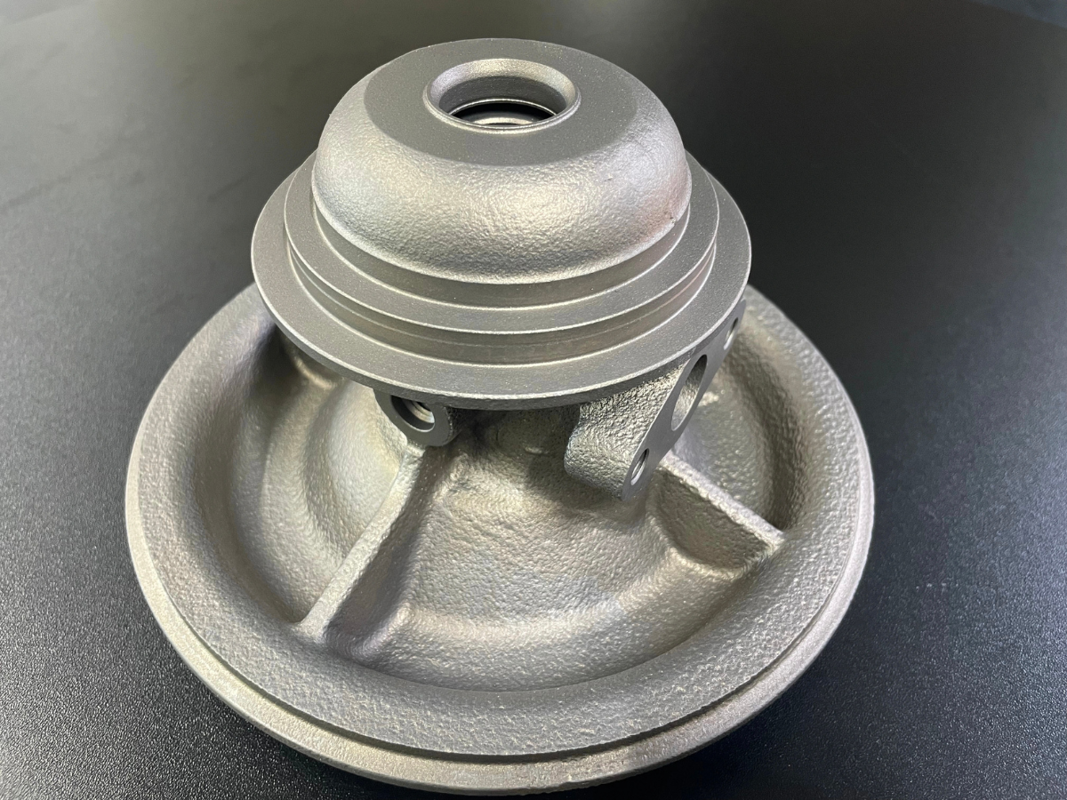 Turbolader-Gehäuse nach der Aufarbeitung durch Nassstrahltechnik und neu beschichtet mit gleichmäßiger Oberfläche.