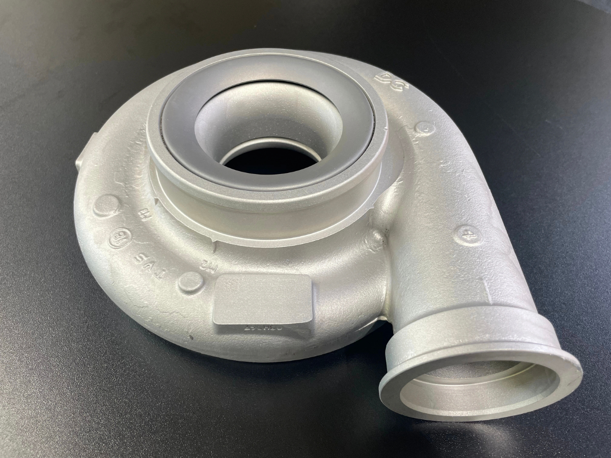 Nassgestrahltes Verdichtergehäuse mit sauberer, glatter Oberfläche.