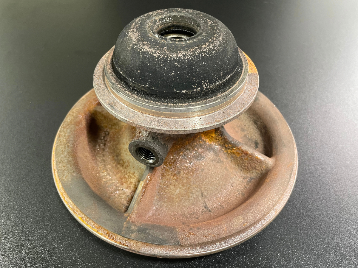 Stark verschmutztes Turbolader-Gehäuseteil mit Rost, Ölablagerungen und Oxidation vor industrieller Reinigung