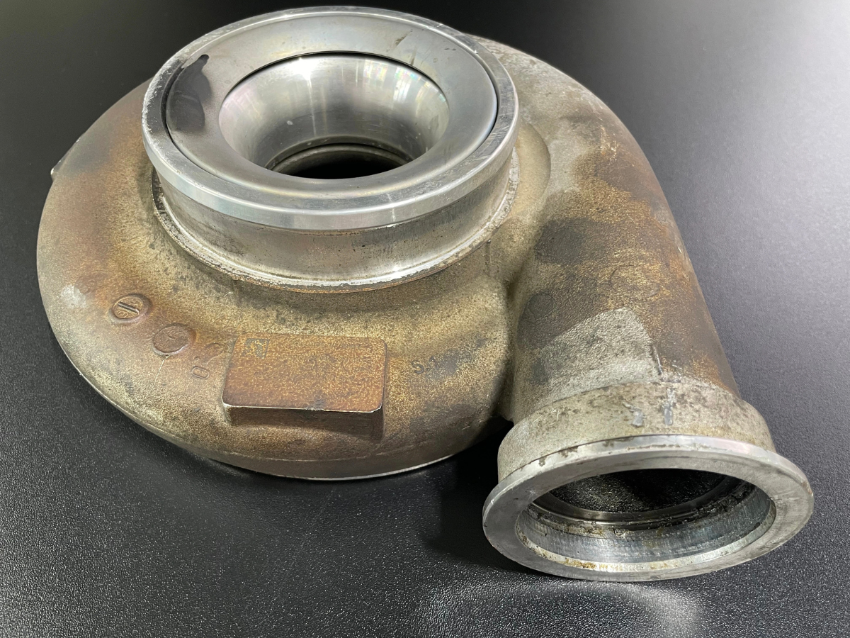 Verdichtergehäuse mit Oxidation, Ablagerungen und Verfärbungen im Einlassbereich.